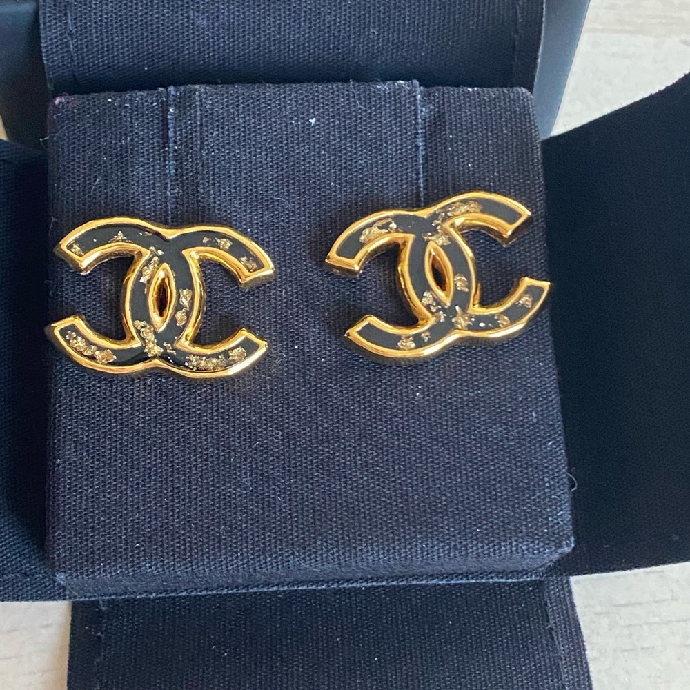 Chanel black&gold earrings!